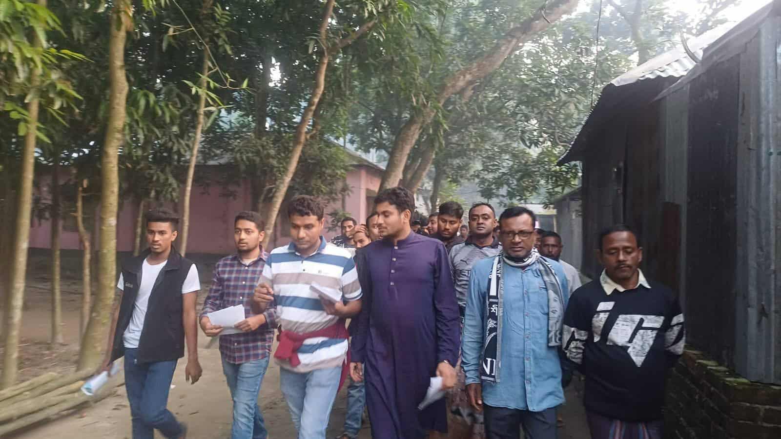 পলাশবাড়ীতে অঙ্গসংগঠনের যৌথ উদ্যোগে পৌর এলাকায় ধানের শীর্ষের পক্ষে লিফলেট বিতরণ