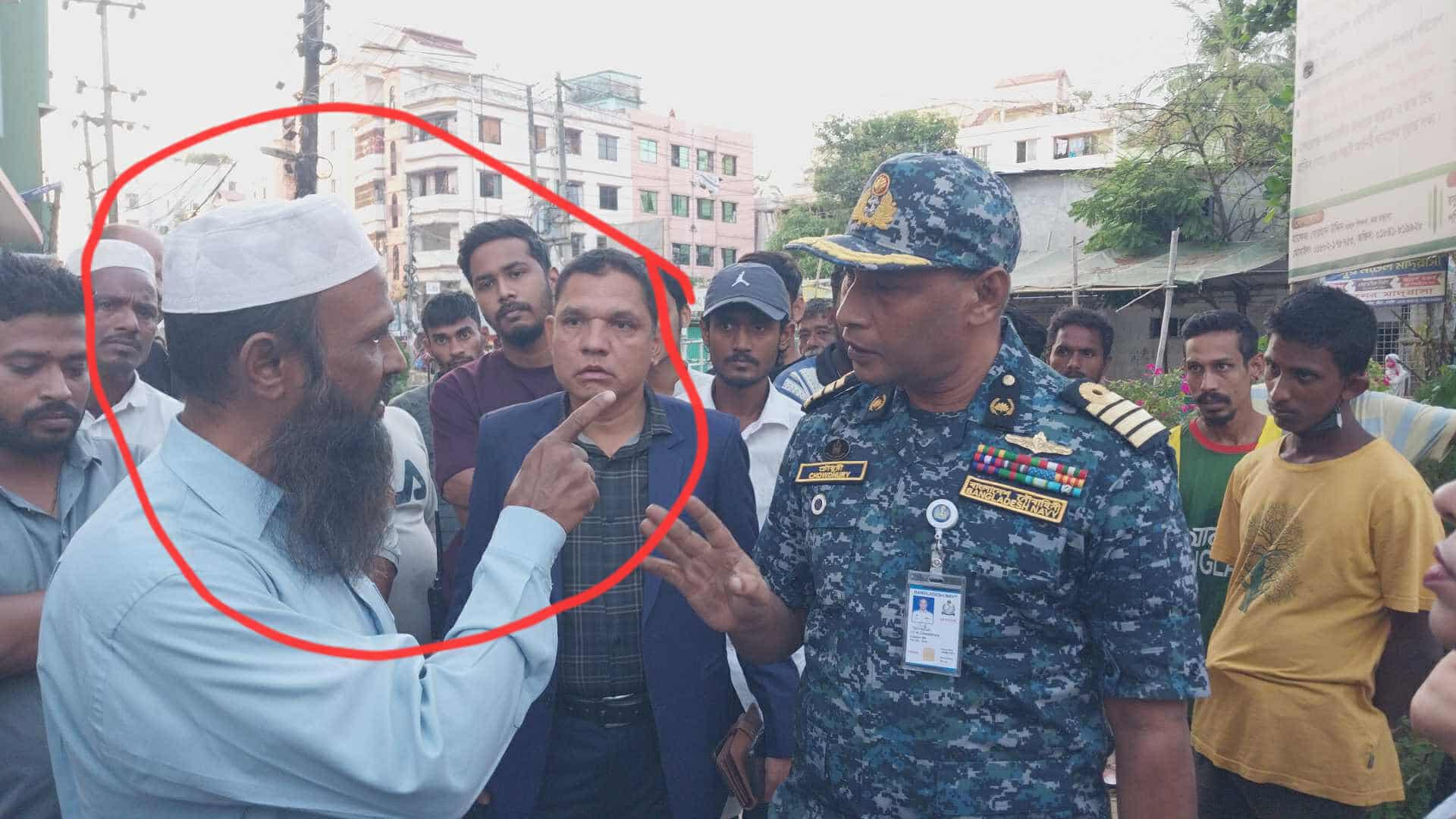 বাসা-বাড়ির সামনের অস্বাস্থ্যকর ময়লার ডাস্টবিন সরানোর বিষয়ে সংবাদ প্রকাশ করায় সাংবাদিককে হুমকি