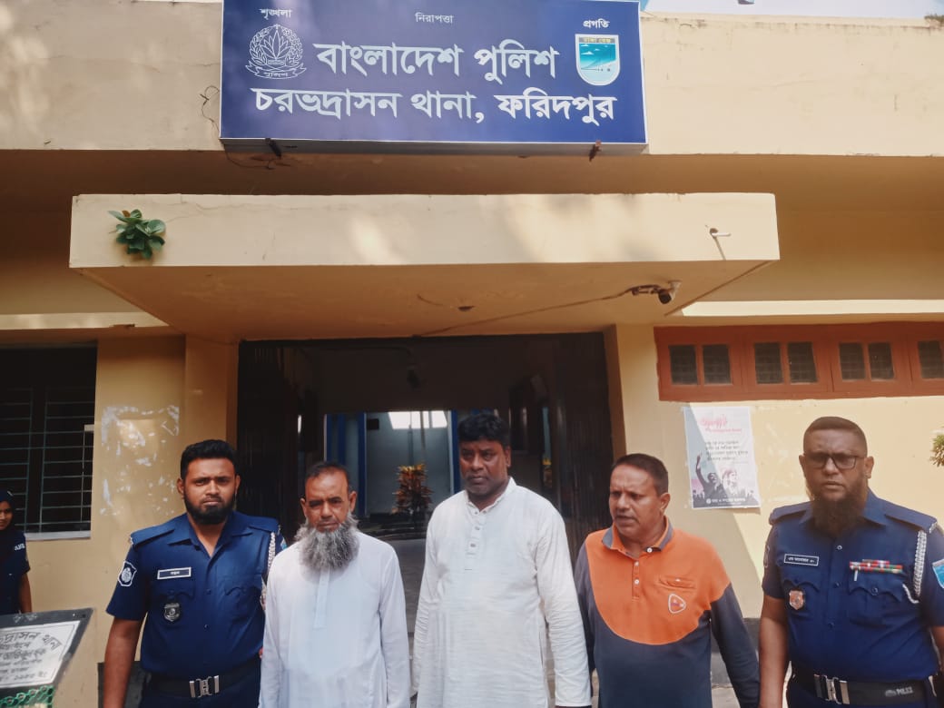 চরভদ্রাসনে সন্ত্রাসবিরোধী আইনে মোতালেব হোসেন মোল্লা, কামাল মোল্লা,আবুল খায়ের কে গ্রেপ্তার 