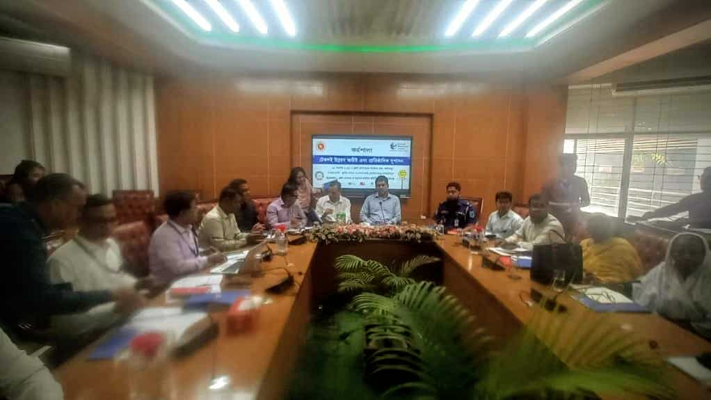 ফরিদপুরে রাষ্ট্রবিরোধী ষড়যন্ত্রে অর্থযোগানের অভিযোগে বোমা ফারুক গ্রেফতার, পুলিশের ব্রিফিং