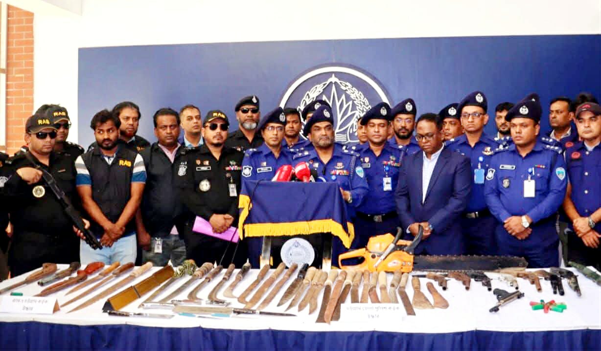 রাউজান থানার বিভিন্ন এলাকায় জেলা পুলিশ, র‌্যাব-৭, নৌ-পুলিশ ও ৯ এপিবিএন-এর যৌথ বিশেষ অভিযানে দেশি-বিদেশি আগ্নেয়াস্ত্র-গুলি উদ্ধার ও ০৫ আসামি গ্রেফতার