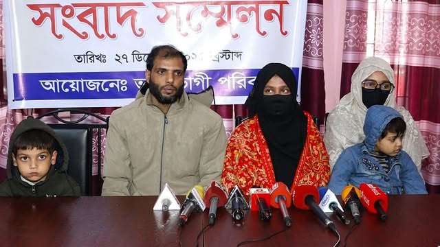চাঁপাইনবাবগঞ্জে বসতবাড়ি থেকে উচ্ছেদ ও হামলা-লুটপাটের অভিযোগে সংবাদ সম্মেলন