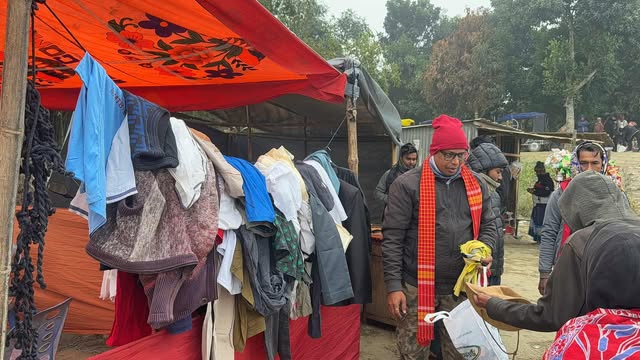 মানবিক রশি’ টানিয়ে শীতার্তদের পাশে সাংবাদিক গামছা কাজল