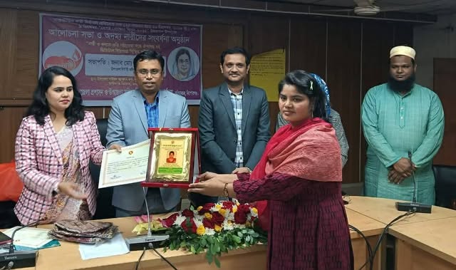 সমাজ উন্নয়নে অবদান রাখায় কুলিয়ারচরে অদম্য নারী পুরষ্কার পেলেন সাংবাদিক ফারজানা আক্তার