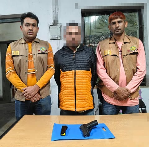 সিএমপি মহানগর গোয়েন্দা (পশ্চিম) বিভাগ কর্তৃক থানা থেকে লুন্ঠিত বিদেশী পিস্তল উদ্ধারসহ ০১ জন গ্রেফতার