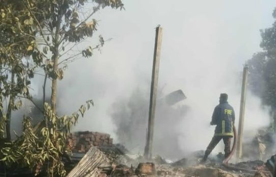 রাঙ্গুনিয়ায় বৈদ্যুতিক শর্টসার্কিটের আগুনে পুড়ল ৬ বসতঘর, নিহত-২