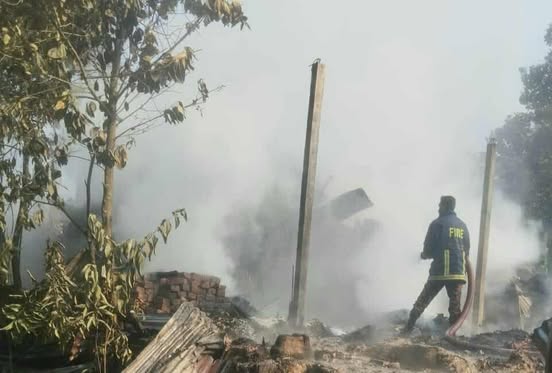 রাঙ্গুনিয়ায় বৈদ্যুতিক শর্টসার্কিটের আগুনে পুড়ল ৬ বসতঘর, নিহত-২