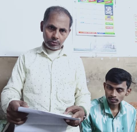 বেতাগীতে মারধরের অভিযোগে প্রতিপক্ষের বিরুদ্ধে সংবাদ সম্মেলনে লিখিত বক্তব্য পাঠ করছেন মিলন কর্মকার
