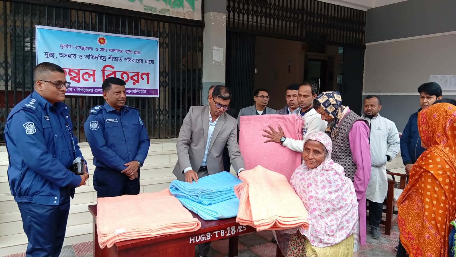লালমনিরহাটে বিত্তবানদের এগিয়ে আসার আহ্বান ছিন্নমূল মানুষের দ্বারে দ্বারে জেলা প্রশাসন