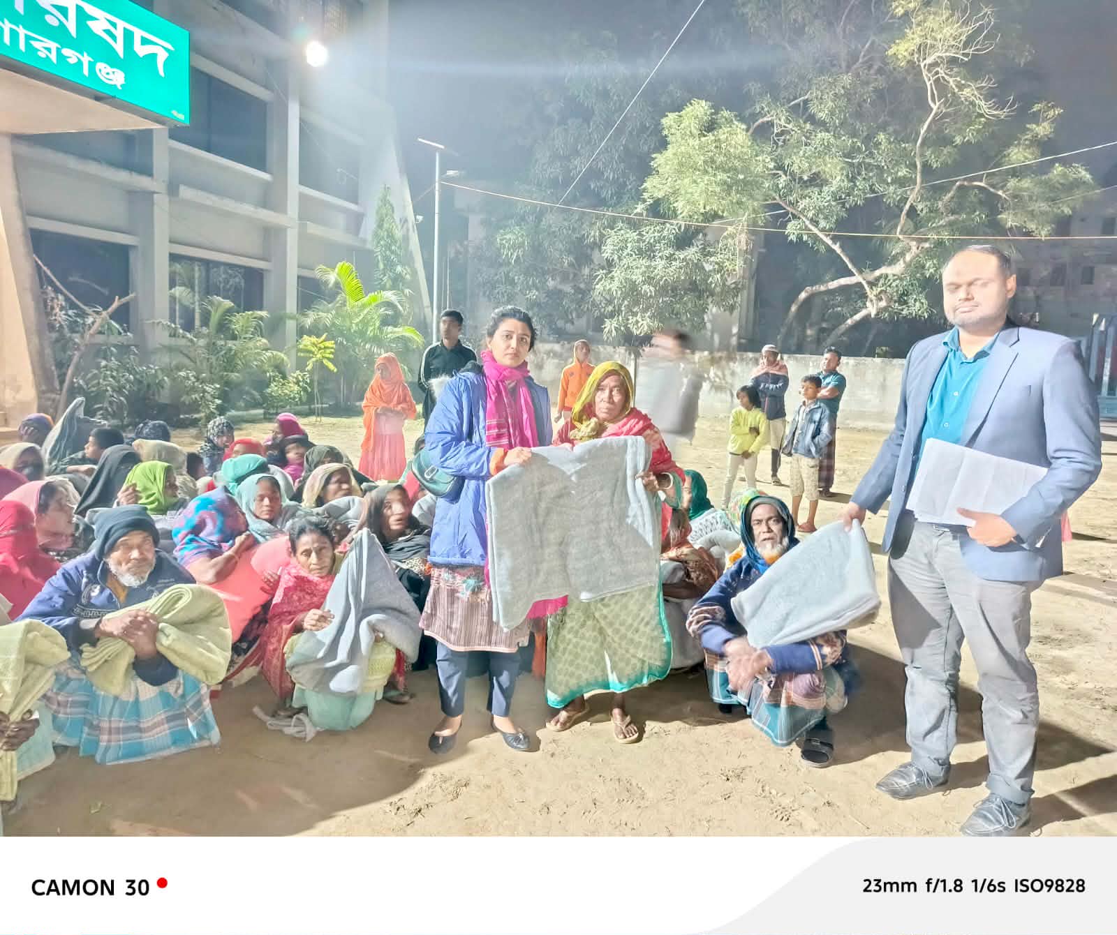 হোসেনপুরে শীতের হাত থেকে মানুষকে রক্ষা করল উপজেলা প্রশাসন