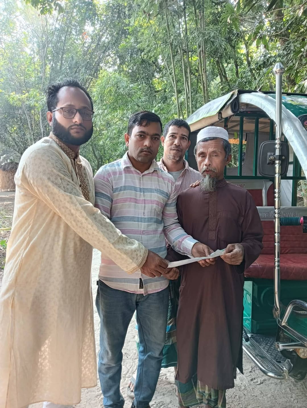 দেশ ও প্রবাসীদের উদ্যোগে নতুন অটোরিকশা ও নগদ অর্থ পেয়ে মহা খুশি অটোরিকশা চালক ফেদু মিয়া