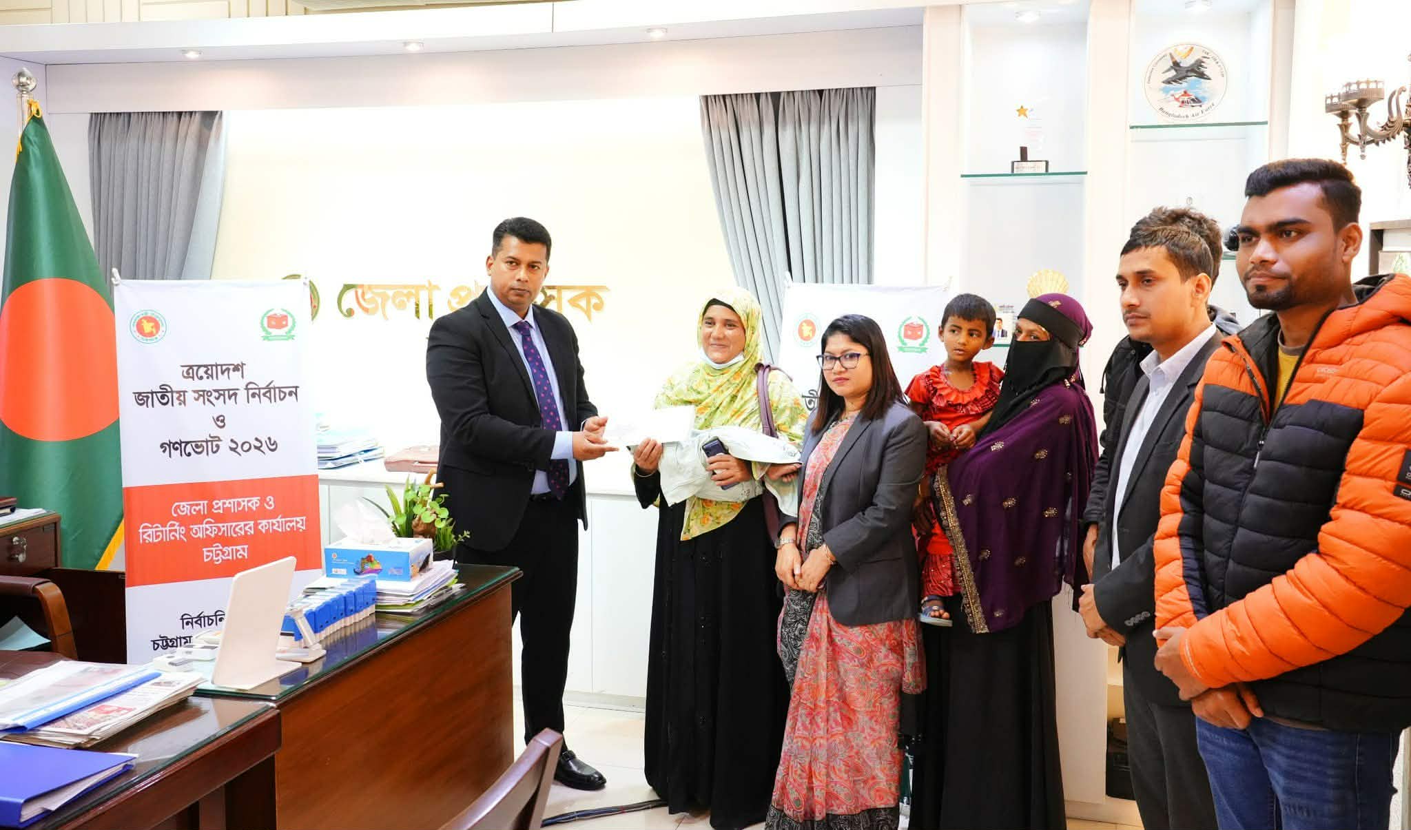 সড়কের পাশে উদ্ধার হওয়া দুই শিশুর দায়িত্ব নিলেন জেলা প্রশাসক চট্টগ্রাম: