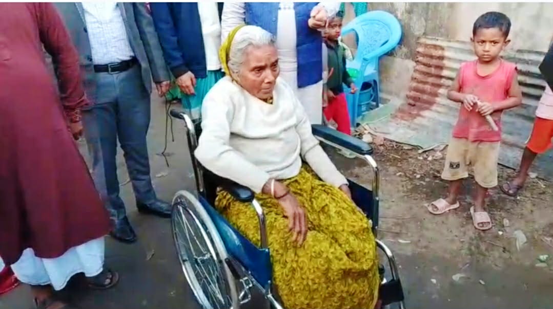 নবীনগরে চিকিৎসার জন্য অসহায় জুলেখা বেগমকে হুইল চেয়ার নগদ অর্থ প্রদান