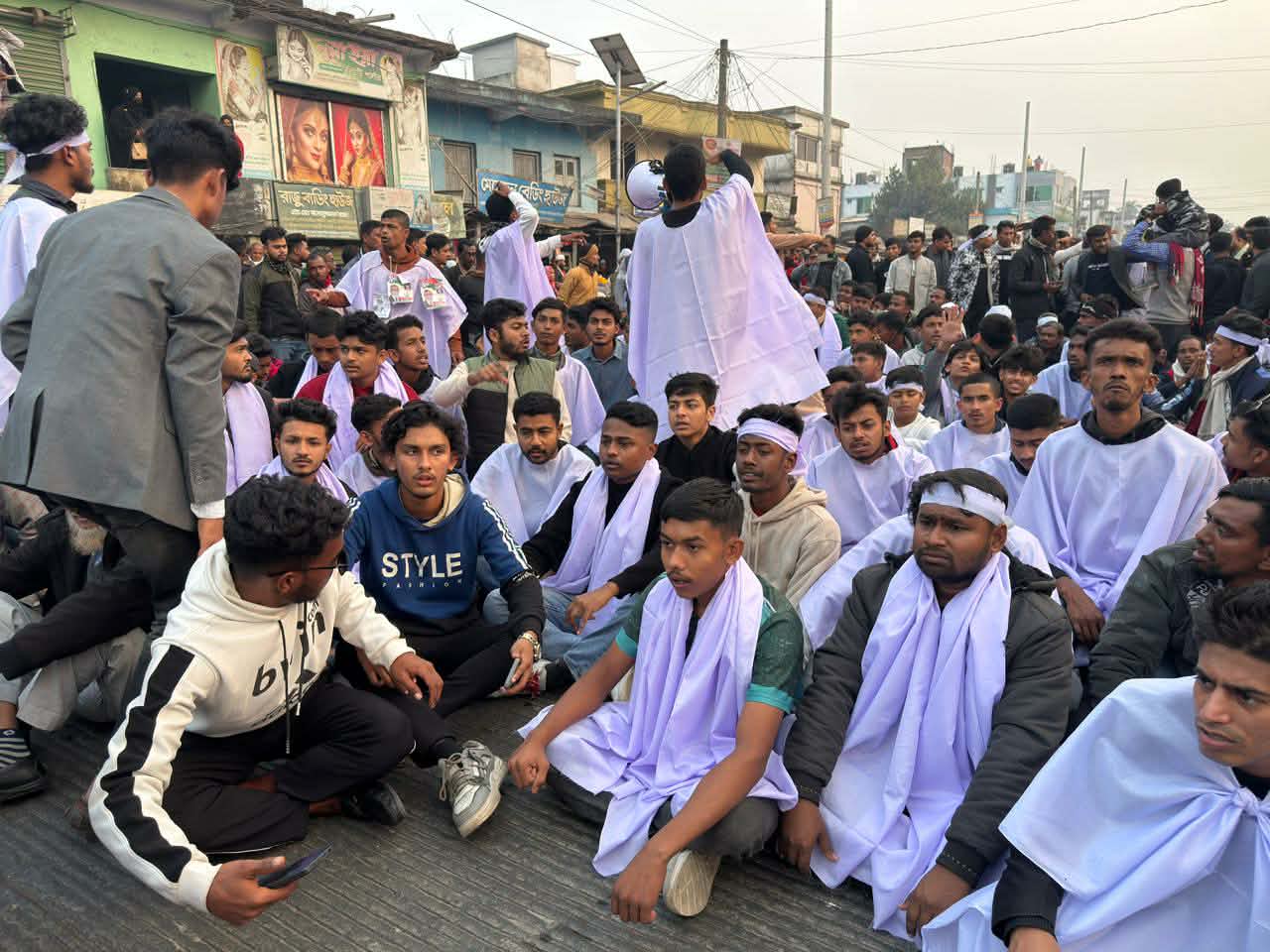 ইকবালের মনোনয়ন বহালের দাবিতে ঘণ্টাব্যাপী অবরোধে অচল যশোর–সাতক্ষীরা মহাসড়ক