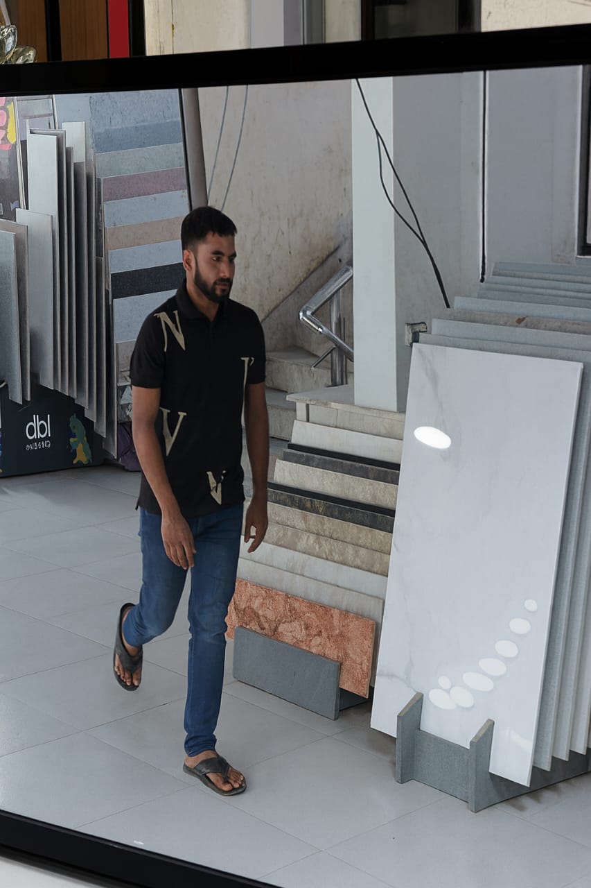 নগরীর কাজীর দেউড়ি স্টেডিয়াম মার্কেটে দিনদুপুরে দুর্ধর্ষ চুরি