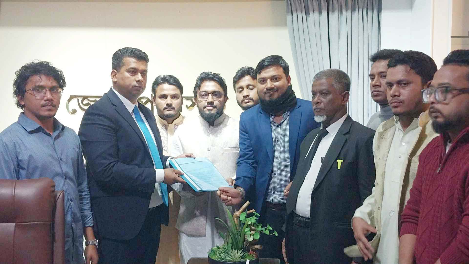 জুলাই ঐক্য’র পক্ষ থেকে চট্টগ্রাম জেলা প্রশাসকে স্মারক লিপি প্রদান