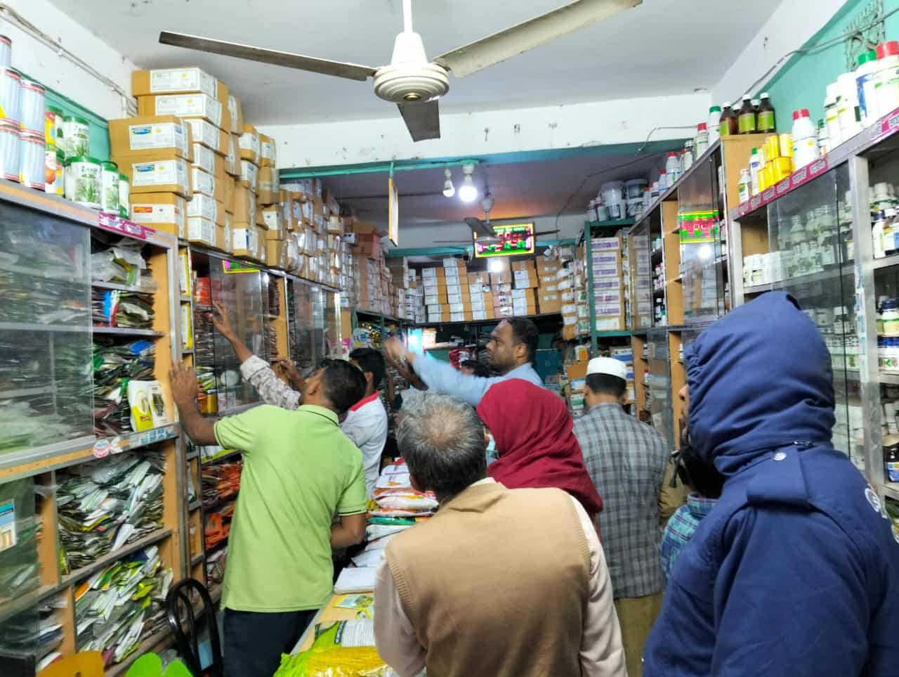 হোসেনপুরে প্রশাসনের অভিযানে মেয়াদউত্তীর্ন নকল বীজ ধ্বংস ও জরিমানা
