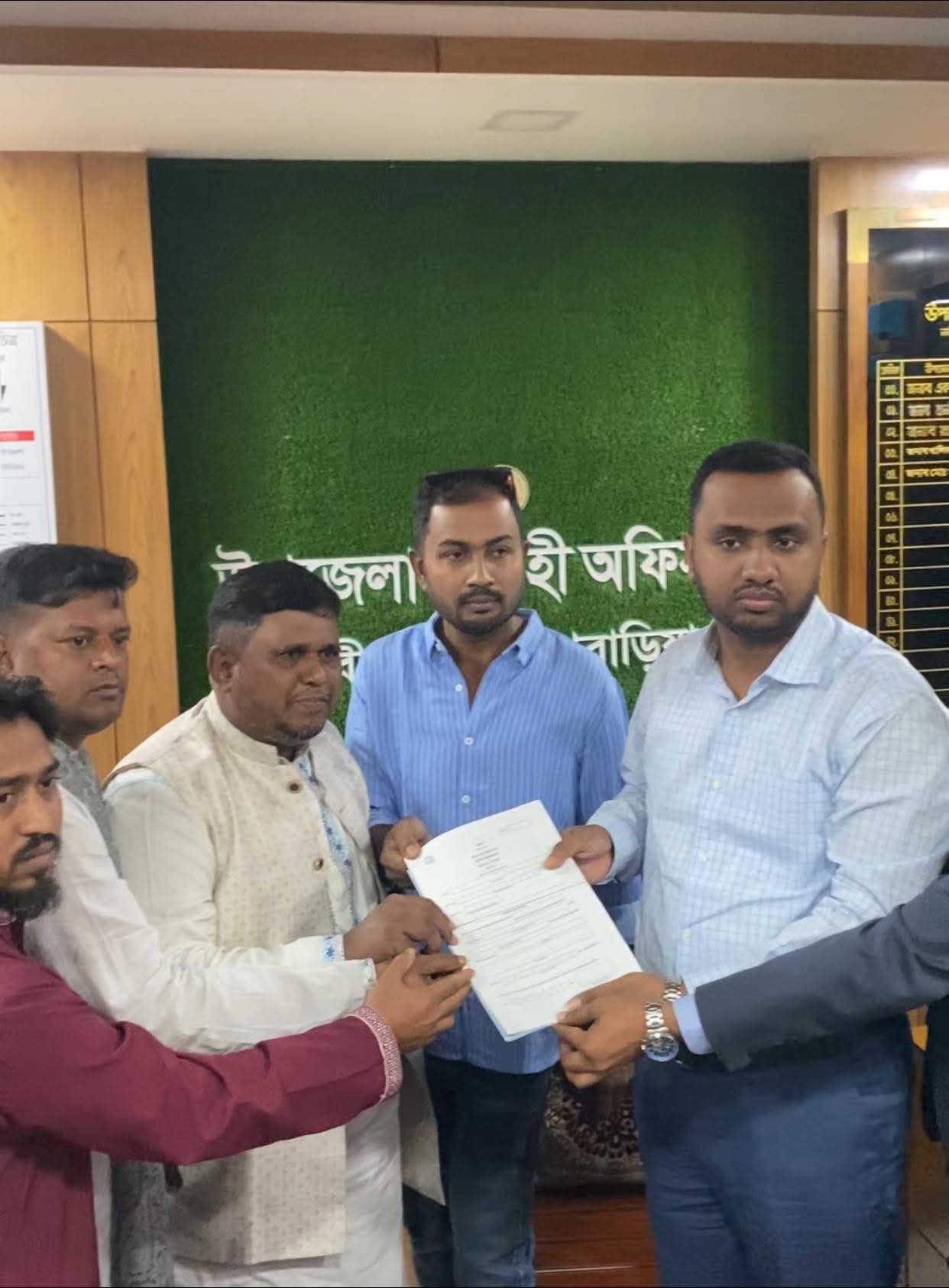 নবীনগরে উৎসবমুখর পরিবেশে নজরুল ইসলাম নজুর মনোনয়নপত্র সংগ্রহন করেন, ২১টি ইউনিয়নের বিপুল সংখ্যক নেতাকর্মী