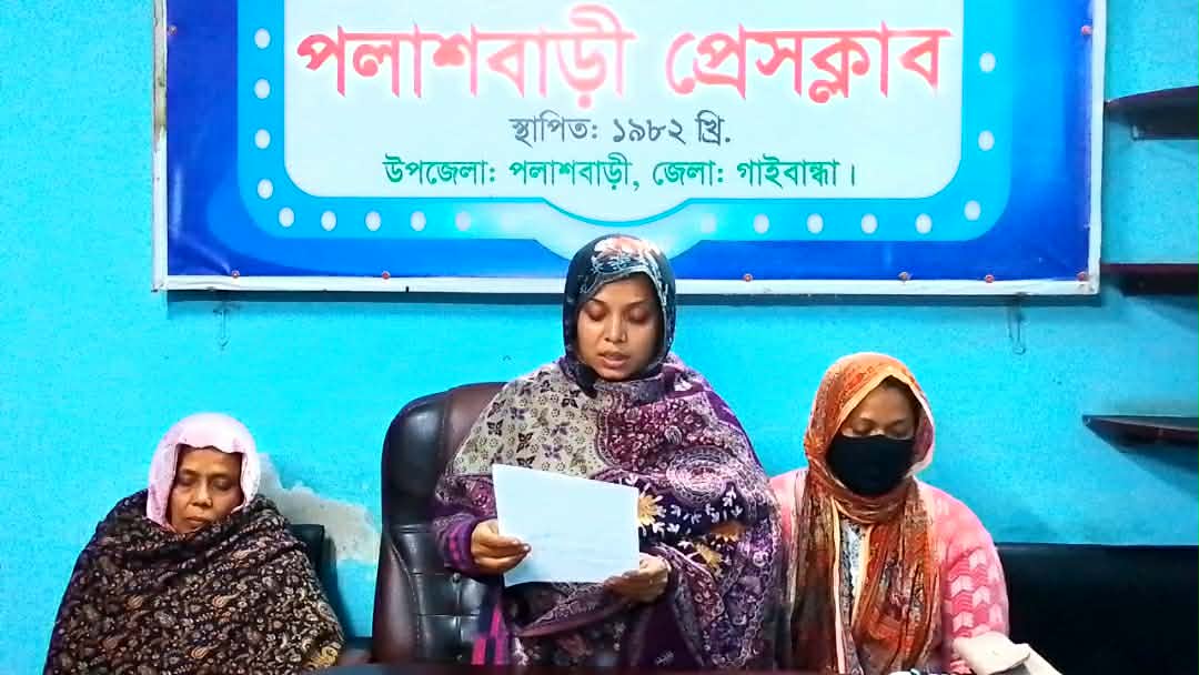 পলাশবাড়ীতে খড়ের পালায় বারবার আগুন, নিরাপত্তাহীনতায় এক পরিবার
