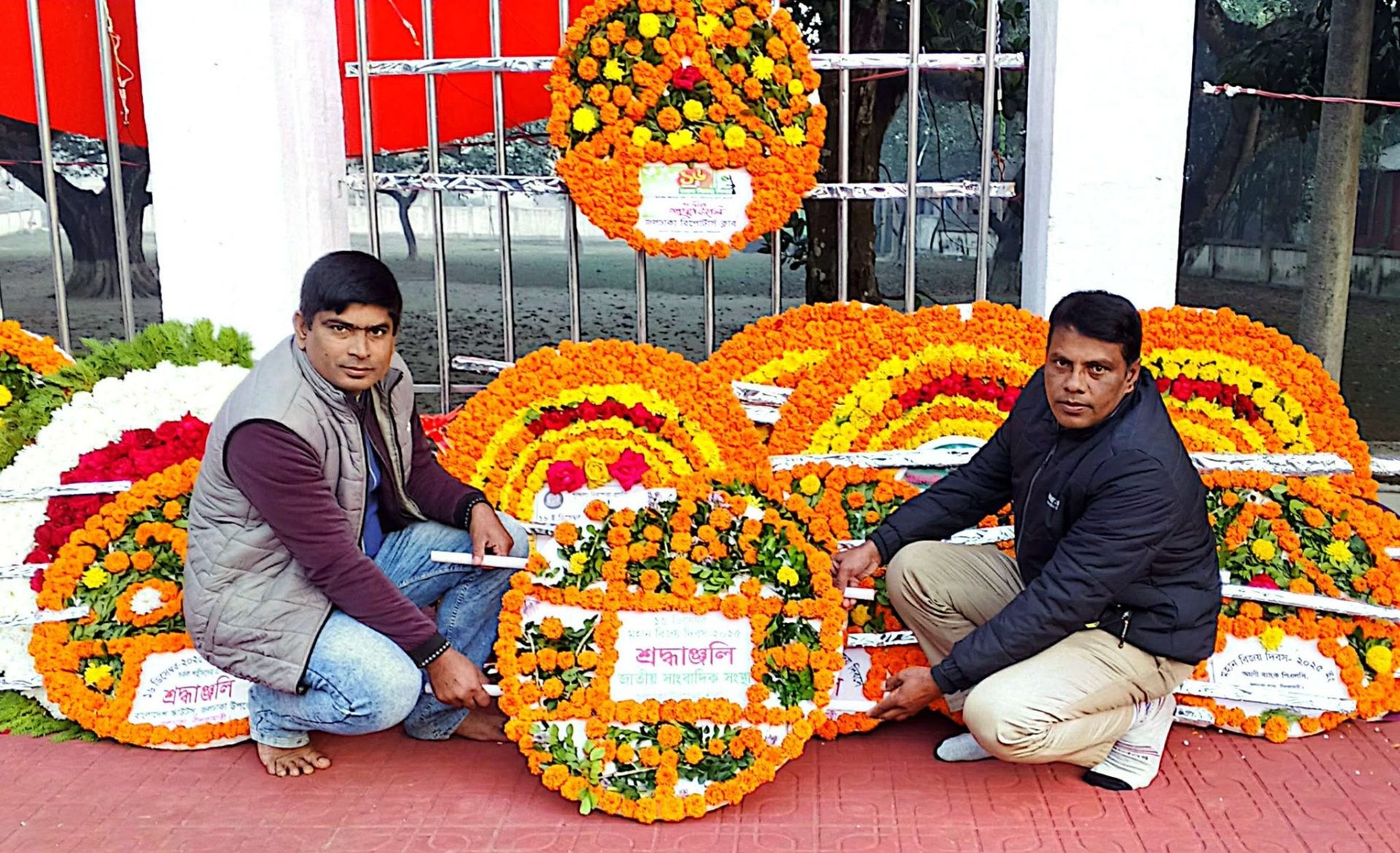 মহান বিজয় দিবসে জলঢাকা কেন্দ্রীয় শহীদ মিনারে জাতীয় সাংবাদিক সংস্থার শ্রদ্ধাঞ্জলি