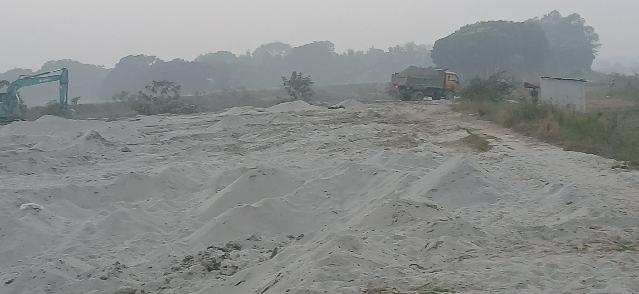 চরভদ্রাসনে প্রশাসনের ঢিলেঢালায় দেদারছে  অবৈধভাবে পানি উন্নয়ন বোর্ডের বালি উত্তোলন 