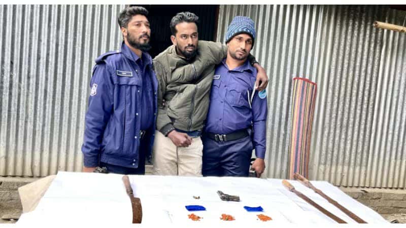 সদরপুরে যৌথবাহিনীর অভিযানে অস্ত্র ও ইয়াবাসহ মাদক কারবারি শেখ সাদি গ্রেপ্তার