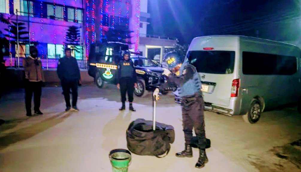 চার ককটেল সদৃশ বস্তু উদ্ধার, এলাকায় আতঙ্ক