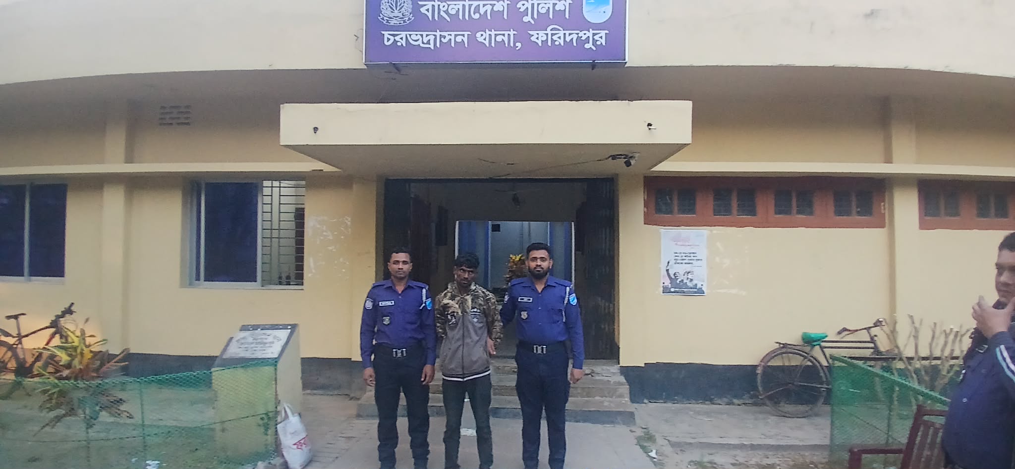 চরভদ্রাসন  উপজেলা সংলগ্ন সালাউদ্দিনের সাইকেল দোকান দুর্ধর্ষ চুরি: মালামাল সহ চোর গ্রেফতার 
