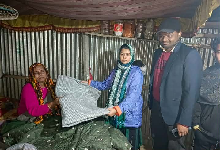 হোসেনপুরে দুস্থদের মাঝে উপজেলা প্রশাসনের শীতবস্ত্র বিতরন