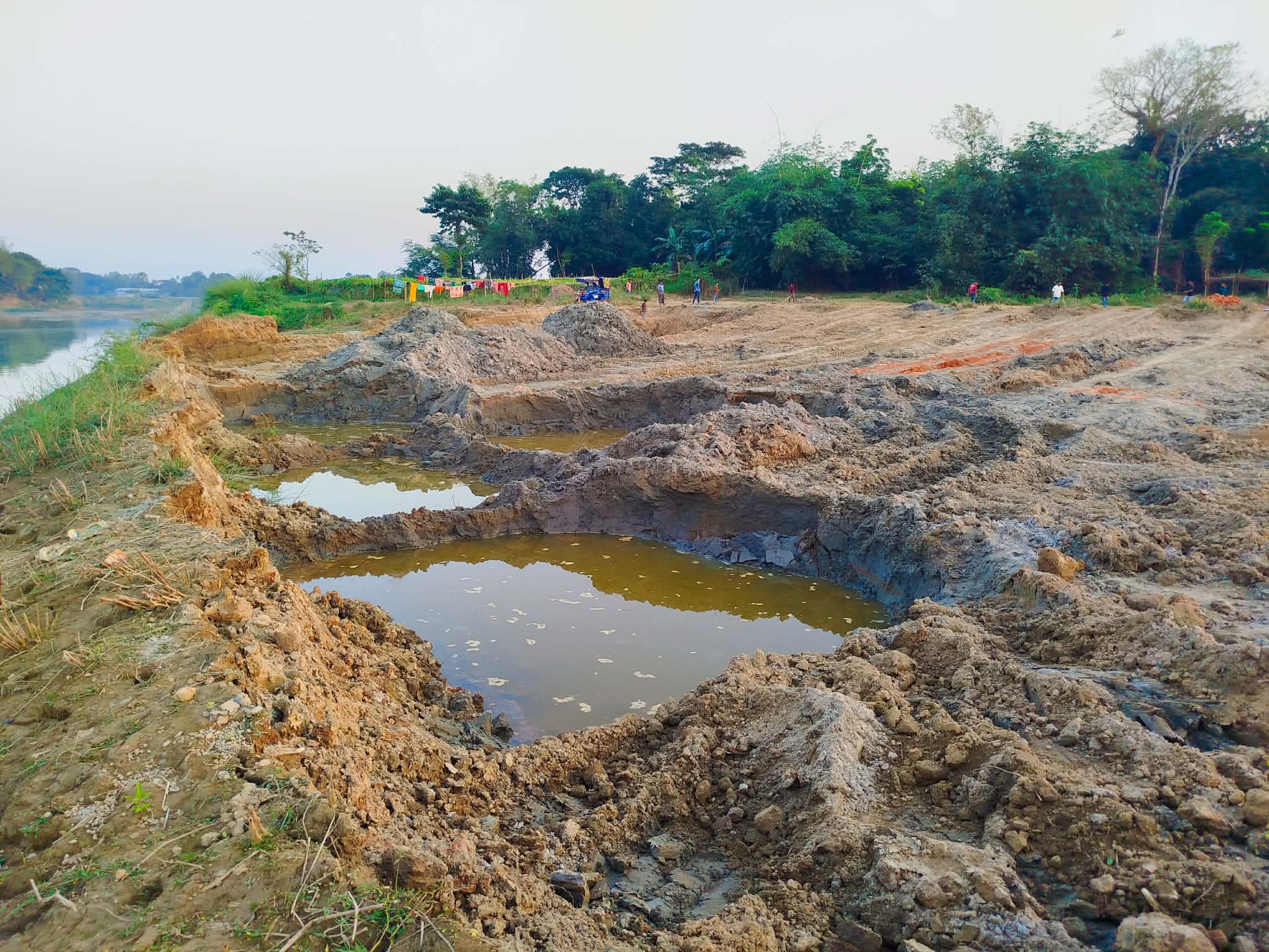 মুরাদনগরে “নদী চড়ের” মাটি লুট, প্রশাসন আসার খবরে পালিয়েছে মাটি খেকুরা