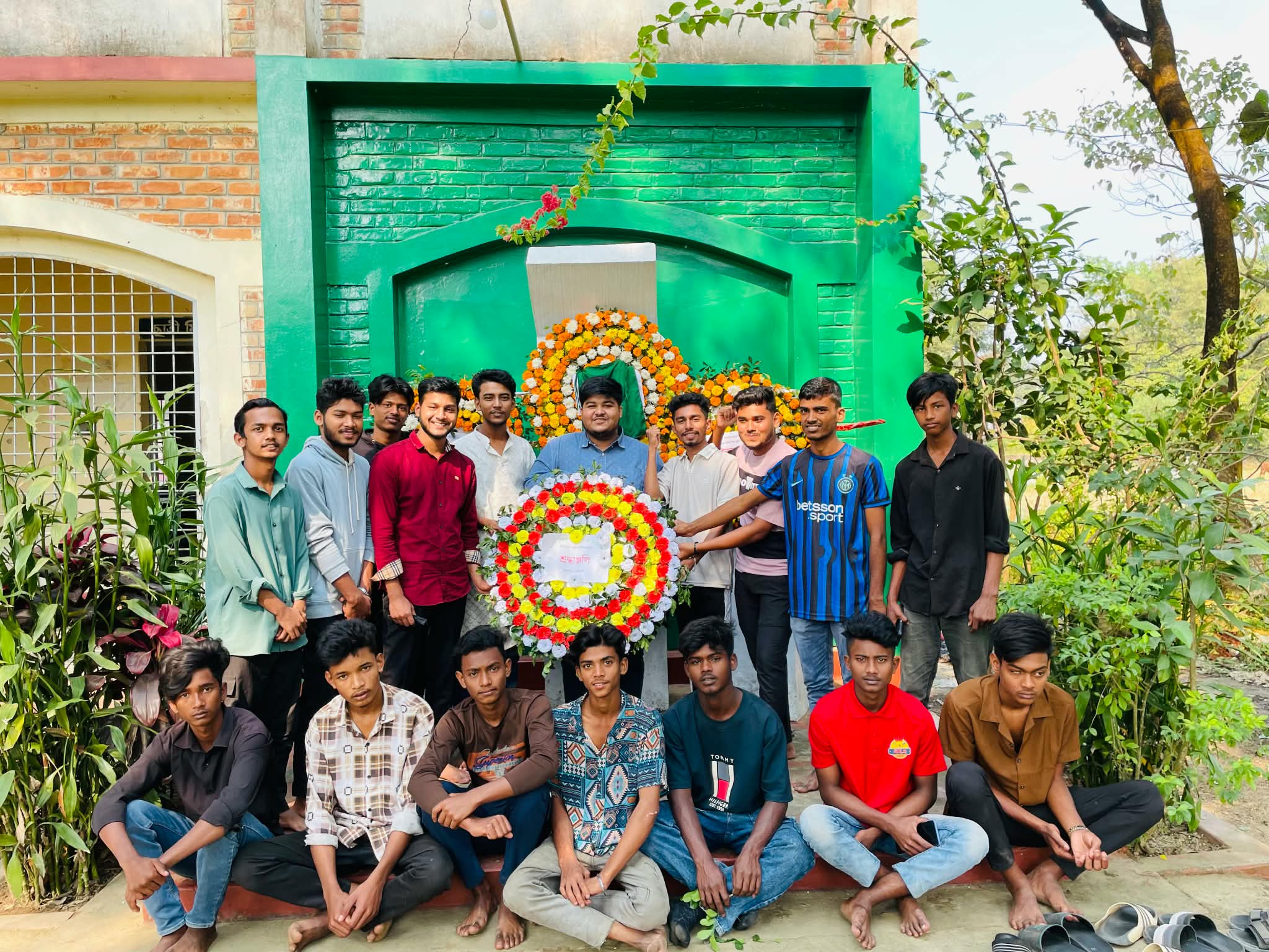 আলোকিত বাংলাদেশের পক্ষ থেকে শহীদ মিনারে পুষ্পস্তবক অর্পণ