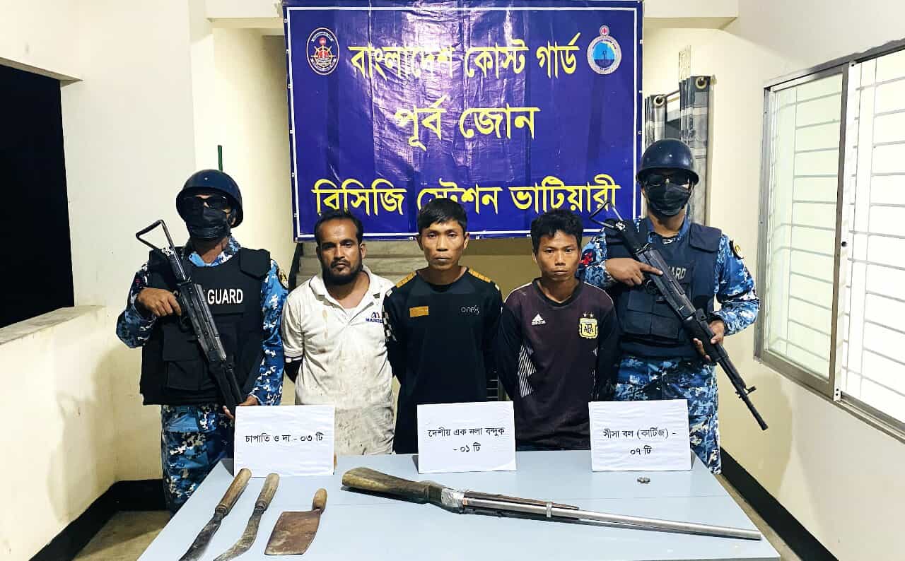 চট্টগ্রামের সীতাকুন্ডে কোস্ট গার্ডের অভিযানে দেশীয় অস্ত্র ও আগ্নেয়াস্ত্রসহ ৩ জন দুষ্কৃতিকারী আটক