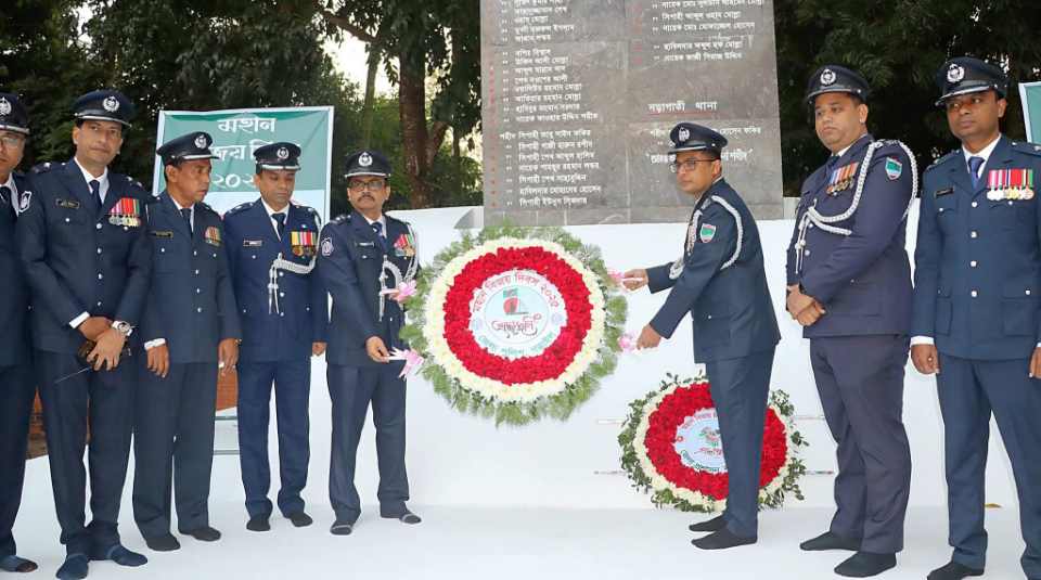 নড়াইলে মুক্তিযুদ্ধ স্মৃতিস্তম্ভ পুস্পস্তবক অর্পণ করেন পুলিশ সুপার আল মামুন শিকদার