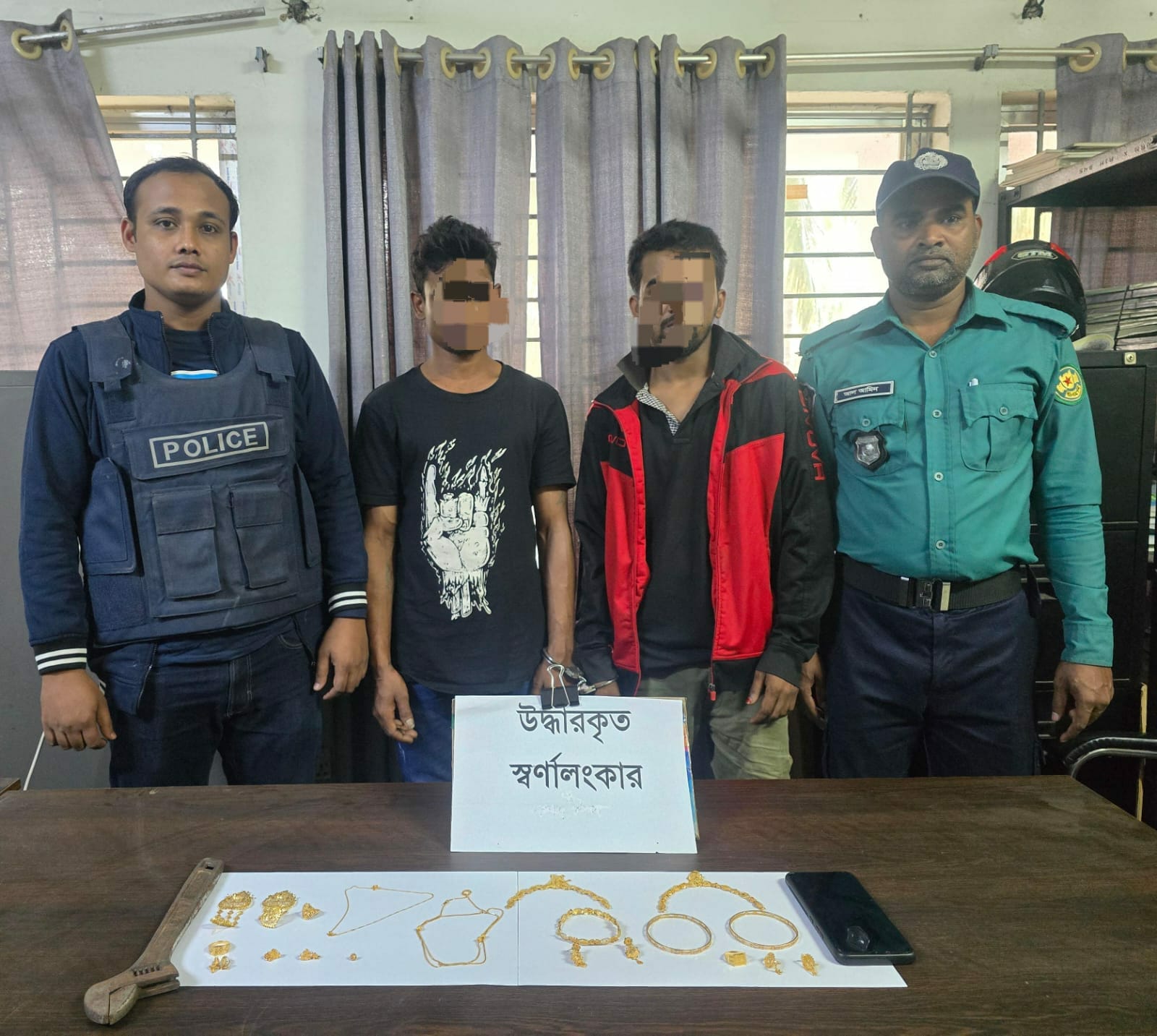 সিএমপি’র হালিশহর থানার অভিযানে সক্রিয় চোর চক্রের মূল হোতাসহ ০৫ জন গ্রেফতার ও চোরাইকৃত ৭.৫ ভরি স্বর্ণালংকার ও মোবাইল ফোন উদ্ধার
