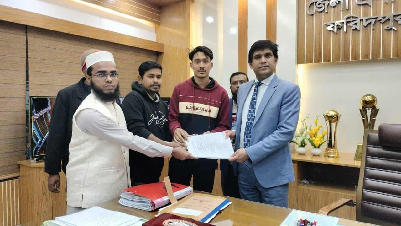 মনোনয়নপত্র জমা দিলেন আলোচিত সমাজসেবক রায়হান জামিল