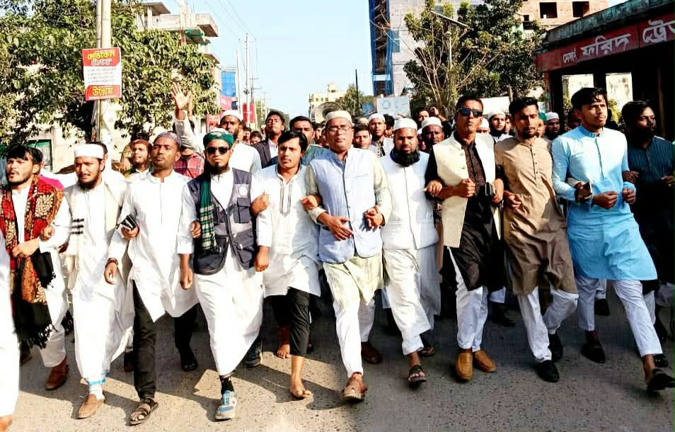 শুক্রবার দুপুরে গর্জে উঠলো তাড়াইল;হাদি হত্যার প্রতিবাদে বিক্ষোভ