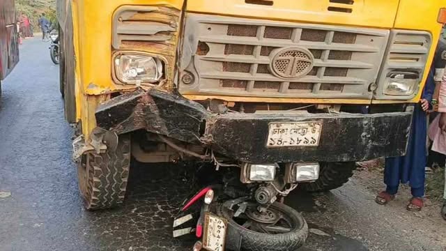 নড়াইলে কাভার্ড ভ্যান ও মোটরসাইকেল মুখোমুখি  সংঘর্ষে যুবক নিহত