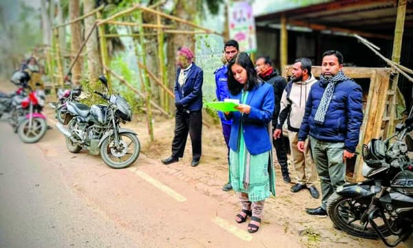 সদরপুরে ড্রাইভিং লাইসেন্স ও হেলমেটবিহীন মোটরসাইকেল চালানোয় ৫ জনকে জরিমানা
