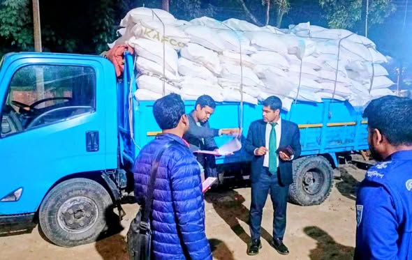 গাইবান্ধায় ২০০ বস্তা ইউরিয়া সারসহ ট্রাক জব্দ, চালককে জরিমানা