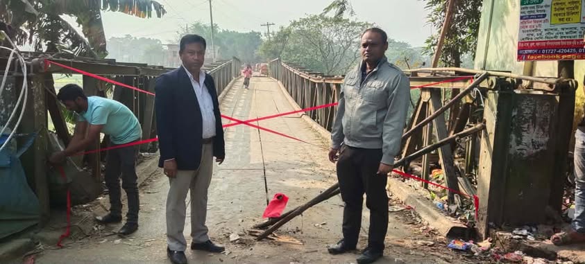 হোসেনপুরে কয়লাবাহী গাড়ির ভারে ব্রহ্মপুত্রের শাখা নদীর বেইলি ব্রীজ ভেঙে যোগাযোগ বিচ্ছিন্ন