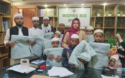 হোসেনপুরে মাদ্রাসা ছাত্রদের শীতবস্ত্র দিয়েছে উপজেলা প্রশাসন