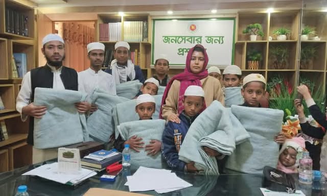 হোসেনপুরে মাদ্রাসা ছাত্রদের শীতবস্ত্র দিয়েছে উপজেলা প্রশাসন