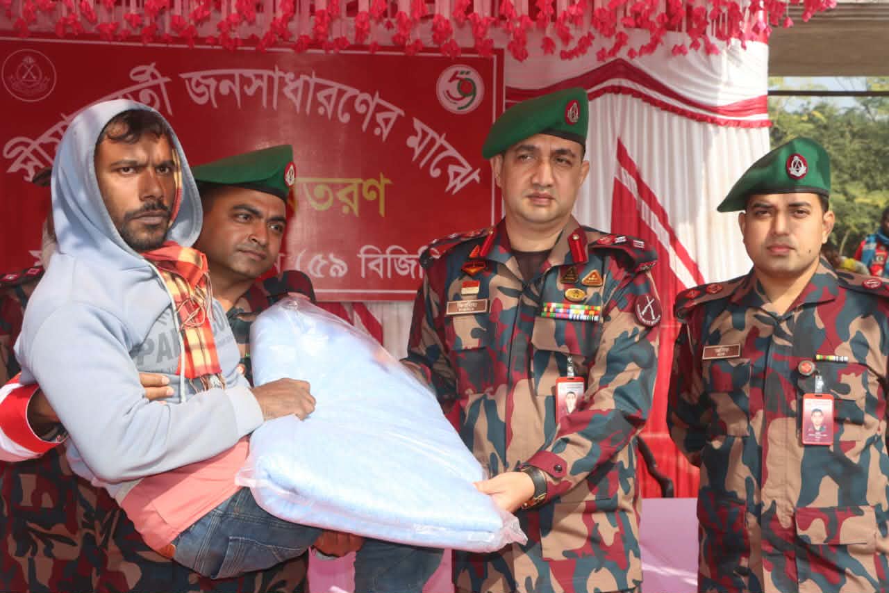 চাঁপাইনবাবগঞ্জে শীতার্তদের জন্য ৫৯ বিজিবি’র  কম্বল উপহার