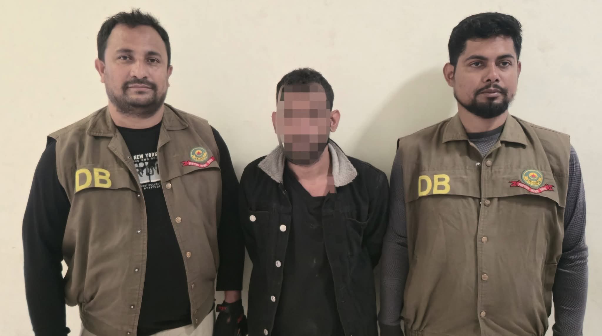 সিএমপি’র ডিবি (উত্তর) বিভাগের অভিযানে কুখ্যাত সন্ত্রাসী বুইশ্যার ঘনিষ্ট সহযোগী ইদ্রিস প্রকাশ ইব্রাহিম গ্রেফতার