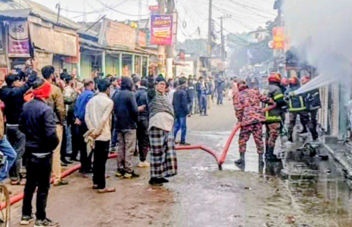 গাইবান্ধায় আগুনে পুড়লো ছাপাখানাসহ ৫ ব্যবসা প্রতিষ্ঠান