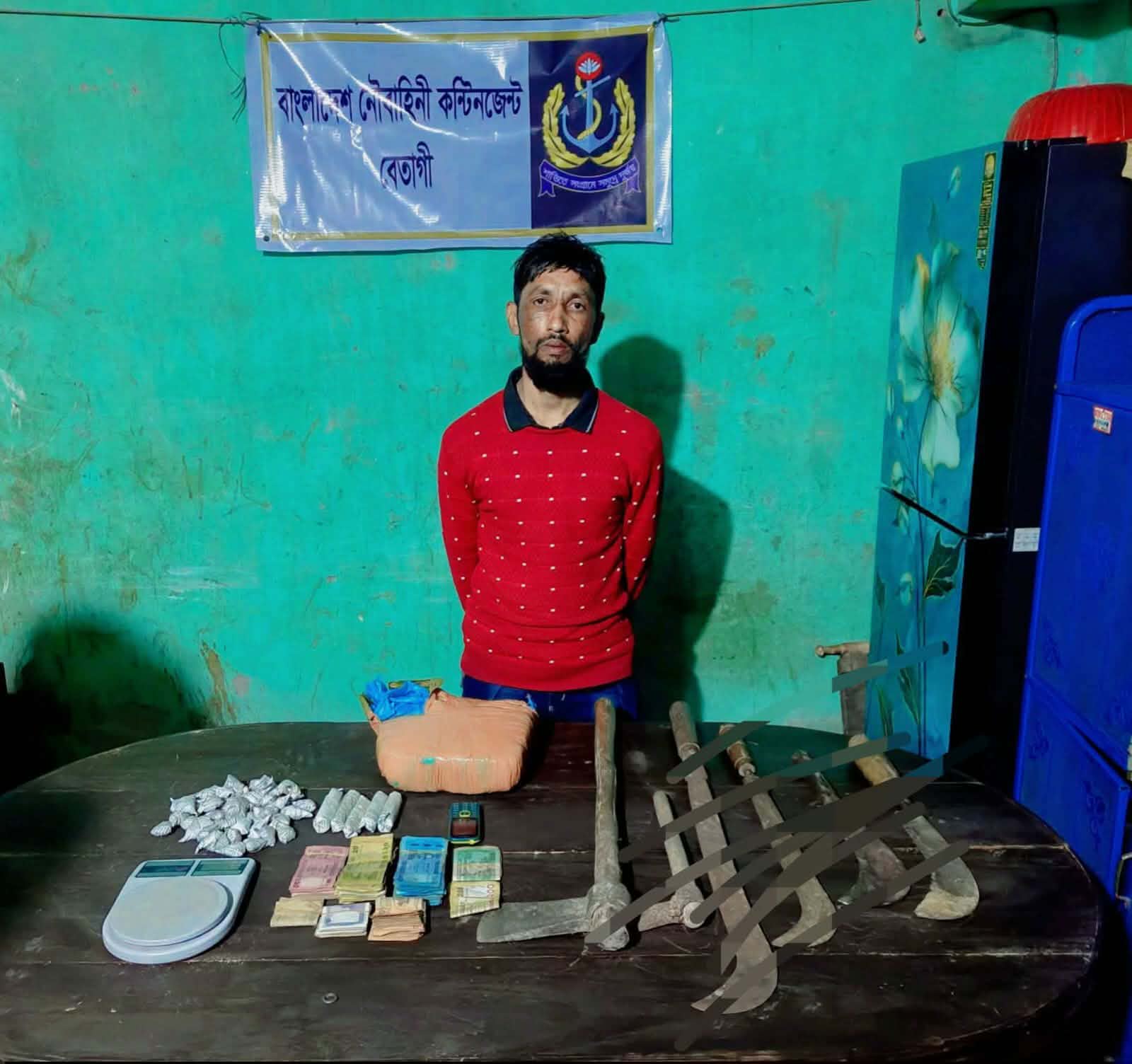 বেতাগীতে নৌবাহিনীর ঝটিকা অভিযান, নিয়ামতি বাজার থেকে গাঁজা ও অস্ত্রসহ মাদক কারবারি আটক