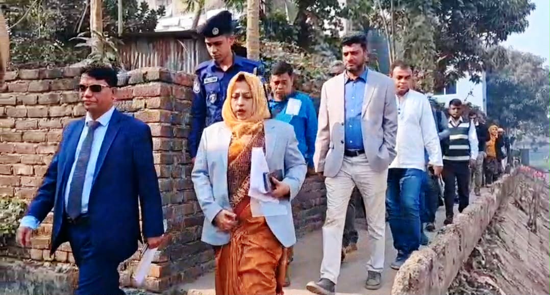 ব্রাহ্মণবাড়িয়া টাউন খালে প্রাণ ফেরাতে পরিষ্কার-পরিচ্ছন্নতা কার্যক্রম পরিদর্শনে জেলা প্রশাসক