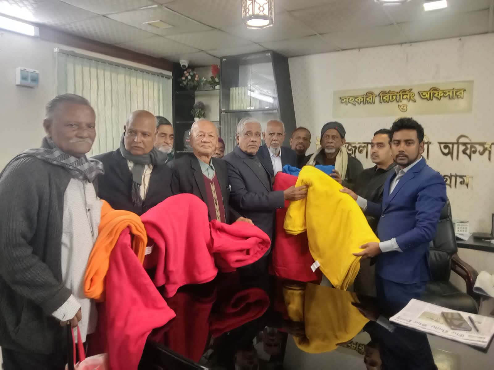 বোয়ালখালীতে মুক্তিযোদ্ধাদের শীতবস্ত্র বিতরণকালে ইউএনও ফারুক