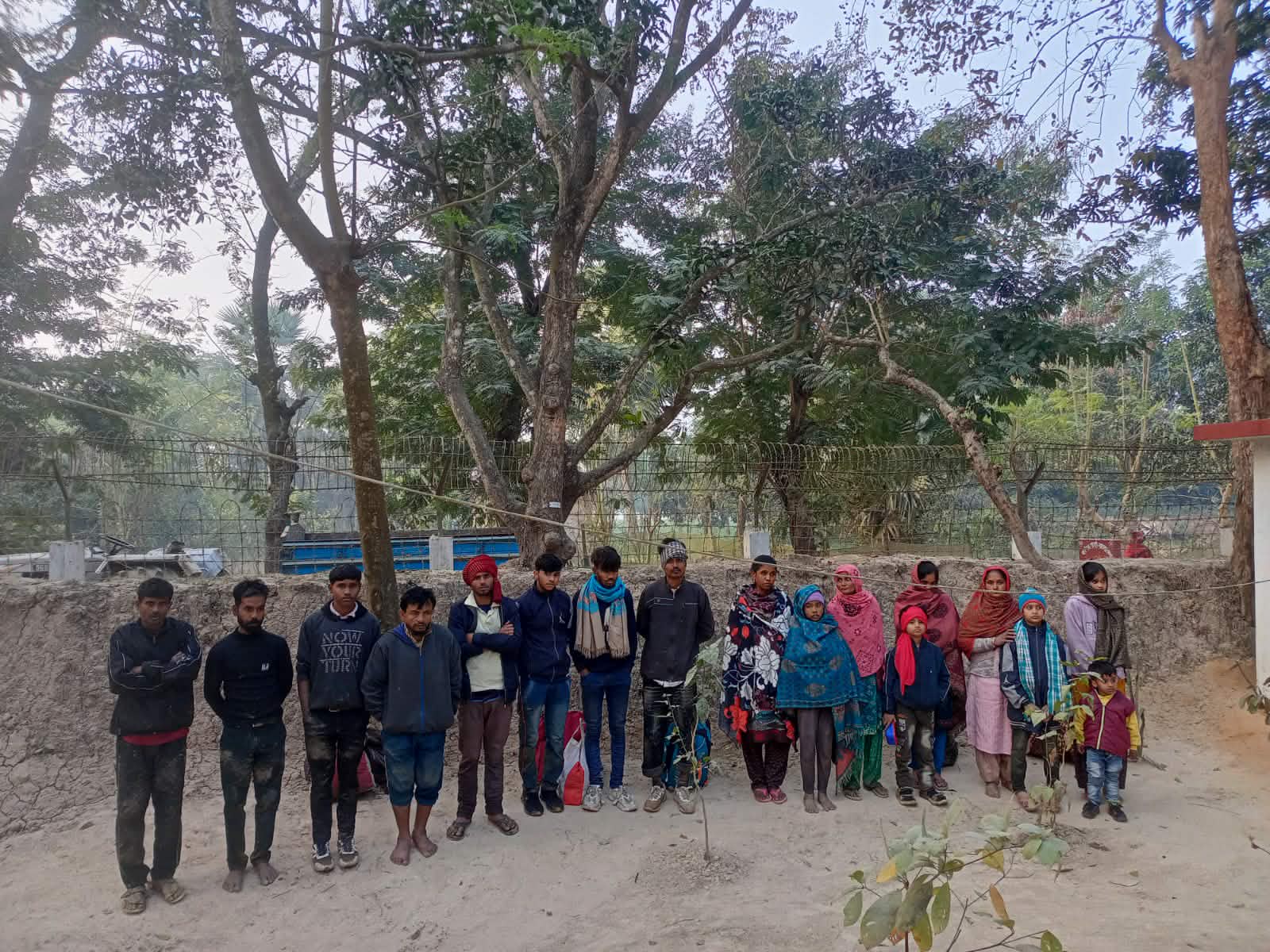 চাঁপাইনবাবগঞ্জ সীমান্তে নারী ও শিশুসহ ১৭ জনকে ঠেলে পাঠিয়েছে বিএসএফ