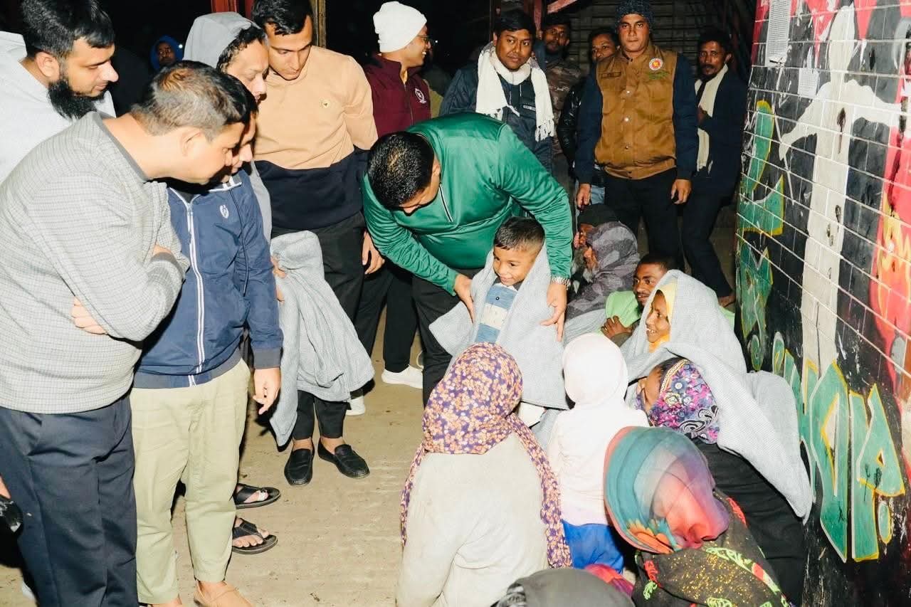 শীতবস্ত্রহীন ঘুমন্ত মানুষের গায়ে কম্বল জড়িয়ে দিলেন চট্টগ্রামের ডিসি